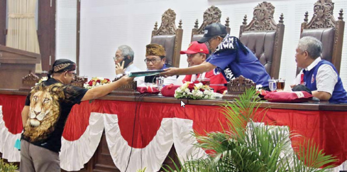SUASANA HUT AREMA: Perwakilan Fraksi PKB menyerahkan berkas pendapat akhir terhadap KUA-PPAS 2022 kepada Wakil Ketua I DPRD Kota Malang Abdurrachman (dua dari kanan), kemarin siang (12/8).  (Darmono/ Radar  Malang)
