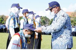 SELAMAT DATANG DI UM: Rektor UM Prof Dr AH Rofiuddin MPd (kanan) menyematkan topi ke salah satu perwakilan maba