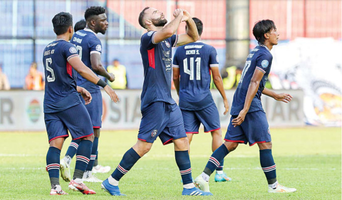 JAGA FOKUS: Sergio Silva dan pemain Arema FC lainnya merayakan gol ke gawang Rans Nusantara, Rabu lalu (24/8). Center back asal Portugal itu optimistis timnya bisa mendapat poin penuh malam nanti (28/8). (Suharto/Radar Malang)