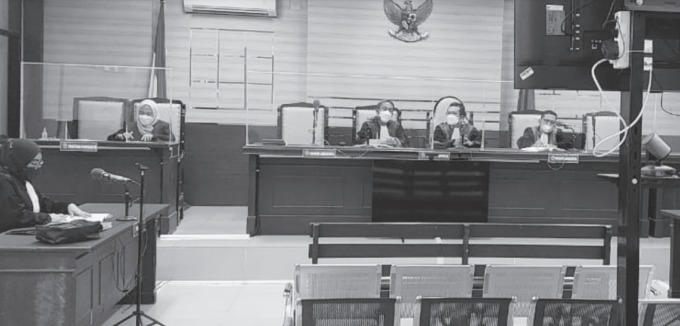 TANPA TERDAKWA: Sidang pembacaan tuntutan kasus korupsi dana bergulir koperasi dan UMKM di Pengadilan Tipikor Surabaya kemarin (11/8).  (KEJARI KOTA MALANG FOR RADAR MALANG)