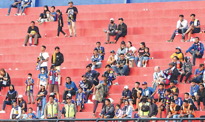 MINGGU BAKAL PENUH: Banyak ruang kosong di Stadion Kanjuruhan saat Arema FC menjamu Rans Nusantara, Rabu (24/8). (Suharto / Radar Malang)