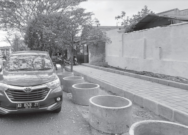 LEBIH RAPI: Trotoar Jalan Gajahmada yang dulu penuh dengan lapak pedagang kini sudah kembali ke fungsi awal sebagai jalur pejalan kaki. (BIYAN MUDZAKI HANDINDITO/RADAR MALANG)