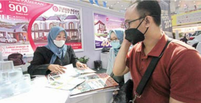 MURAH NAMUN WAH: Stan Turen Indah Property dalam pameran di MOG sudah closing 10 pembeli. ( ROFIA ISMANIA/RADAR MALANG)