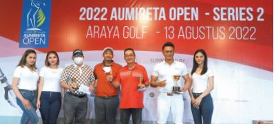 AGENDA RUTIN: Peraih gelar juara Aumireta Open - Series 2 menunjukkan piala di Araya Golf Sabtu (13/8).