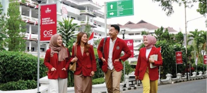 TRADISI PRESTASI: Sejumlah mahasiswa UMM dari berbagai latar belakang bercengkrama di kampus, belum lama ini. (UMM For Radar Malang)