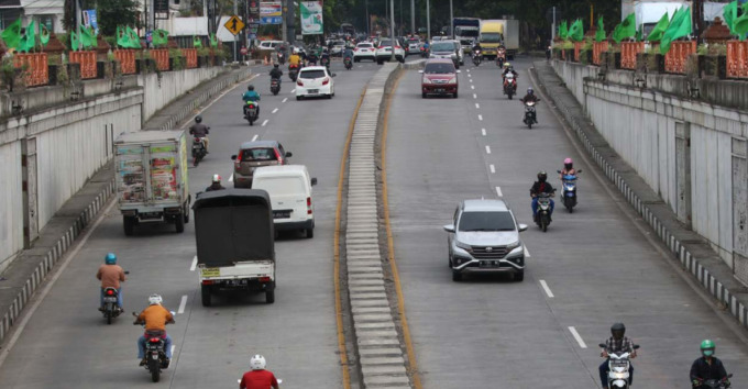 BEBAS MACET: Pengendara melintasi underpass di Karanglo, Kecamatan Singosari, Kabupaten Malang, kemarin. Keberadaan underpass tersebut terbukti mampu mengurai kemacetan. (DARMONO/RADAR MALANG)