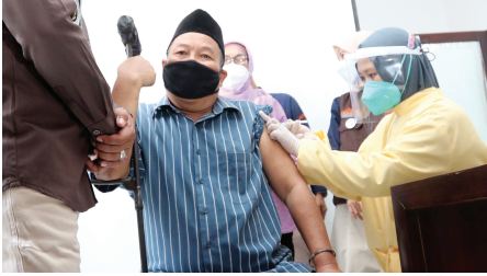 TANGKAL COVID: Salah satu penyandang disabilitas saat mendapatkan vaksin Covid-19 dosis 2 di Kecamatan Kedungkandang, beberapa waktu lalu.