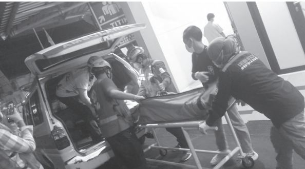 LUKA DI KEPALA: Relawan dan Petugas PMI Kota Malang mengevakuasi jenazah Aji Firmato yang meninggal akibat kecelakaan tunggal di Jalan Veteran kemarin dini hari (2/8)