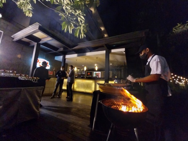 Salah satu staf FNB Harris Hotel dalam peluncuran program promo terbaru Sabtu 6 Agustus. Foto-foto Didik Harianto/Radar Malang