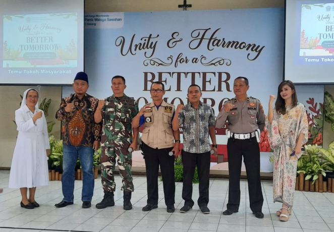 GATHERING: Direktur RS Panti Waluya Sawahan dr Lisa Setiawati, MMRS (paling kanan) bersama Camat Klojen Heri Sunarko (tengah) bersama jajarannya, Ketua Yayasan Karya Misercordia Suster Sr. Maria Clareta A Dekatini, Misc (paling kiri).
