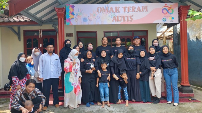 Foto bersama para terapis Omah Terapi Autis dan anak didik, Selasa (30/8)