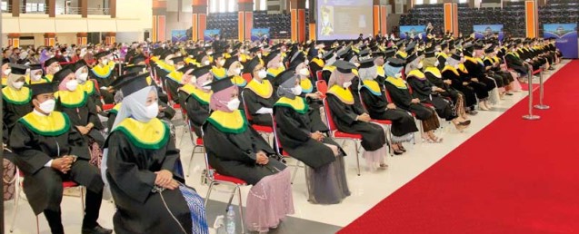 SETELAH DUA TAHUN: Sebanyak 636 wisudawan Universitas Brawijaya mengikuti prosesi wisuda secara langsung di Gedung Samantha Krida, pagi ini (7/8).
