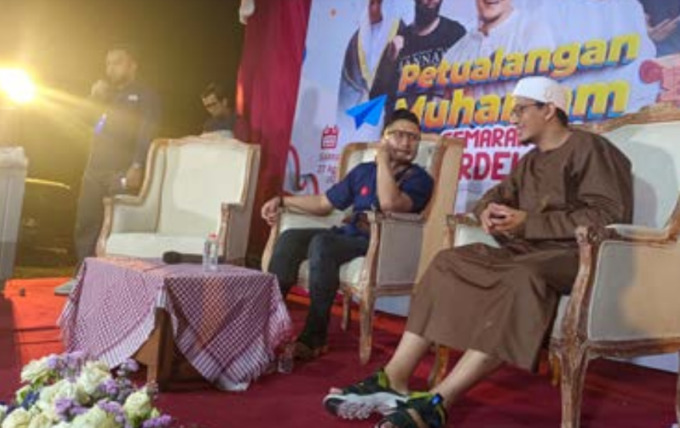 ISTIMEWA : Habib Muhammad bin Anies Shahab bersama artis Arie Untung saat menghadiri acara Petualangan Muharram di Adyna Residence, kemarin. (YDSF MALANG FOR RADAR MALANG)