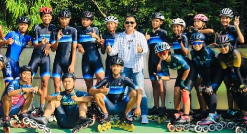 TARGET TINGGI: Priyo Bogank Sudibyo (tengah) bersama atlet Perserosi Kabupaten Malang yang ikut di ajang porprov beberapa waktu lalu. (PERSEROSI FOR RADAR MALANG)