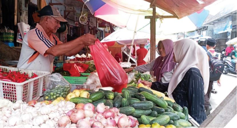 NAIK LAGI: Salah seorang pedagang melayani pembeli di Pasar Singosari, kemarin (19/8). Dalam beberapa hari terakhir, sejumlah kebutuhan pokok mengalami kenaikan. (HANIFUDIN MUSA/RADAR MALANG)