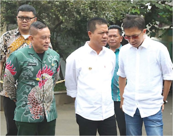 JADI RUJUKAN: Bupati Bandung Dadang Supriatna (tengah) bersama owner PT gudang Baru Berkah na’am Shobir (kanan) dan Kadisnaker Kabupaten Malang Yoyok Wardoyo (kiri) di pabrik rokok gajah Baru. (DARMONO/RADAR MALANG)