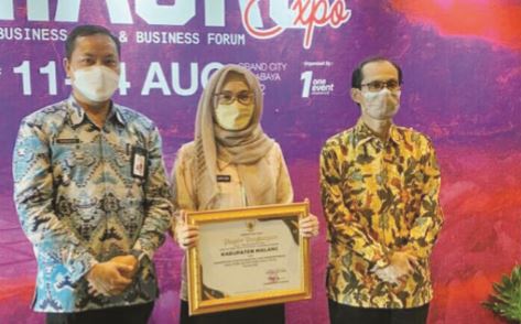 DAPAT APRESIASI:  Asisten Ekonomi dan Pembangunan Nurcahyo, Kepala Disperindag Mahila Surya Dewi dan Kepala Dinas Ketahanan Pangan Agung Purwanto. (DISPERINDAG KABUPATEN MALANG FOR RADAR MALANG)