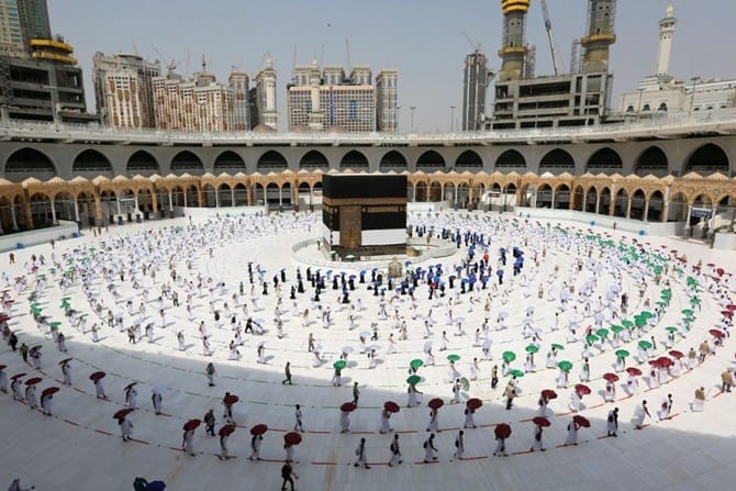 Jamaah haji menjalani tawaf di masjidil haram