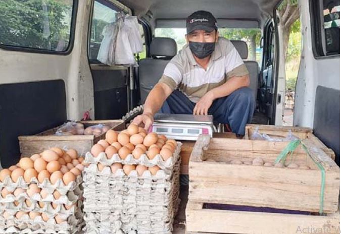SEPI PEMBELI: Zainal Abidin, penjual telur di Jalan Dewi Sartika mengaku harus mencari stok telur hingga luar Kota Batu. (ALIFIANI/RADAR BATU)