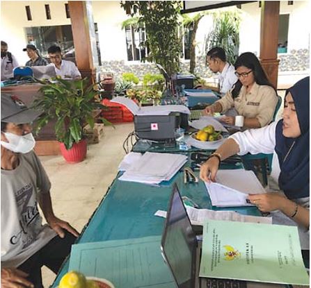 JADI ANDALAN: layanan bayar pajak sistem jemput bola yang digelar Bapenda di desa Kalisongo, Kecamatan dau. (YUDHISTIRA/RADAR MALANG)