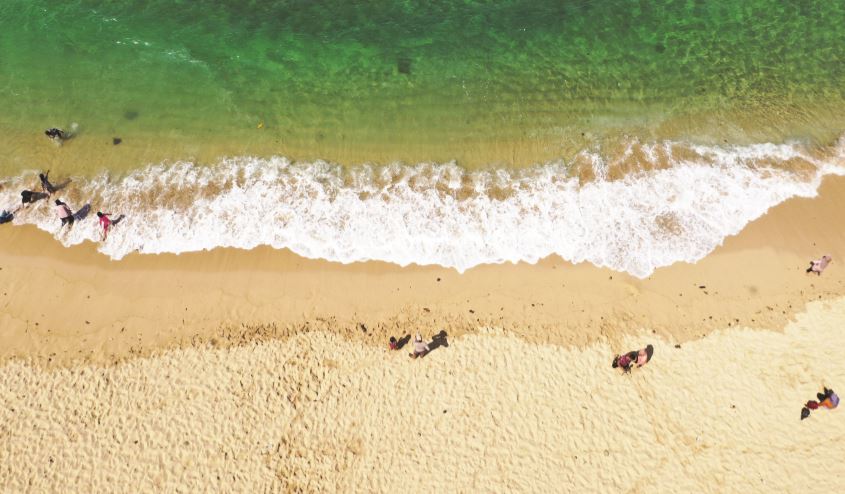 BIBIR PANTAI: Sejumlah wisatawan menikmati deburan ombak Pantai Balekambang. Deretan pantai di pesisir Malang Selatan menawarkan pesonanya saat dinikmati dari udara. (DARMONO/RADAR MALANG)