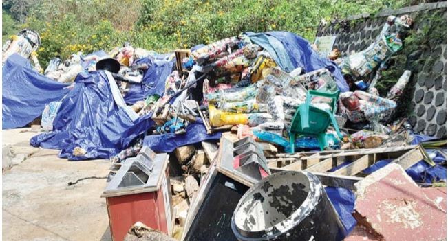 SAMPAH BARU: Patung manusia sampah yang pernah dipajang di taman balai kota kini numpuk jadi sampah. (AFIFAH RAHMATIKA/RADAR BATU)