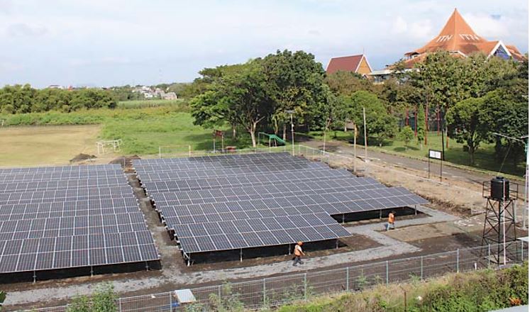 ENERGI TERBARUKAN: PLTS ITN yang berada di kampus 2 Singosari Kabupaten Malang juga difungsikan sebagai wisata edukasi. (YUDHISTIRA/RADAR MALANG)
