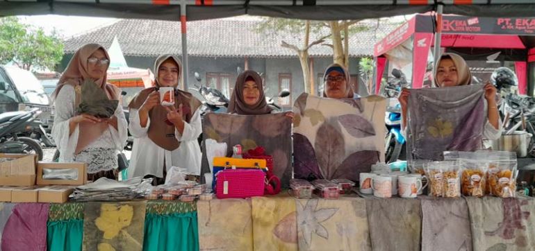 KREATIF: Ibu-ibu dari Kelurahan Temas menunjukkan hasil karya eco printing kain di Pasar Kemarang. (AFIFAH RAHMATIKA/RADAR BATU)