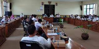 SINERGI: Sebanyak 30 guru besar (gubes) dari 21 Perguruan Tinggi Negeri Berbadan Hukum (PTNBH) di Indonesia berkumpul di Universitas Negeri Malang (UM) kemarin (26/1) guna membahas eksistensi kesenian kriya . Ilustrasi sekumpulan guru besar By Radar Malan