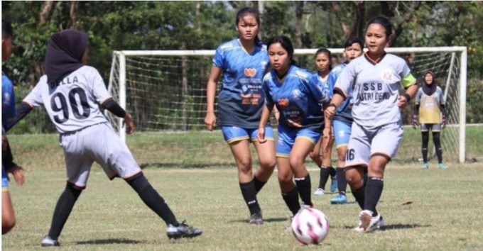 BIDIK BIBIT UNGGUL: Dua tim bertanding di ajang turnamen sepak bola putri Bupati Cup 2022 di Kepanjen. (BIDIK BIBIT UNGGUL: Dua tim bertanding di ajang turnamen sepak bola putri Bupati Cup 2022 di Kepanjen. (YUDISTIRA/RADAR MALANG)