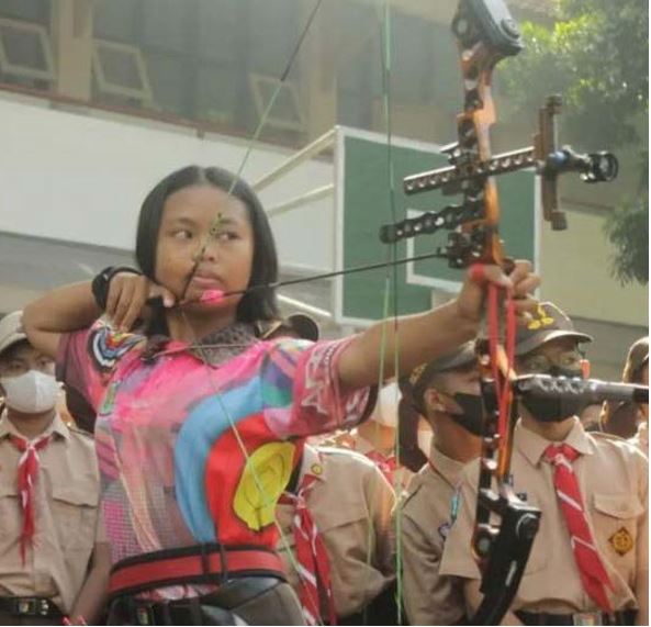 BIDIK TARGET: Atraksi panahan oleh salah satu dari tiga atlet andalan Spanega saat pembukaan upacara Hari Pramuka dan HUT ke-67 SMPN 4 Kepanjen. (SPANEGA FOR RADAR KANJURUHAN)