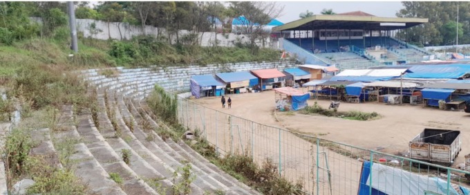 TIDAK TERAWAT: Kondisi tribun Stadion Gelora Brantas Kota Batu sangat memprihatinkan. Karena lama tidak digunakan, tribun ditumbuhi pohon liar.