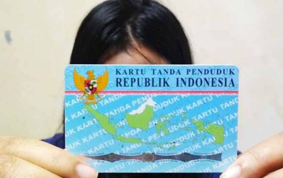 Ilustrasi E-KTP dan pemiliknya. (dokumen radar malang)