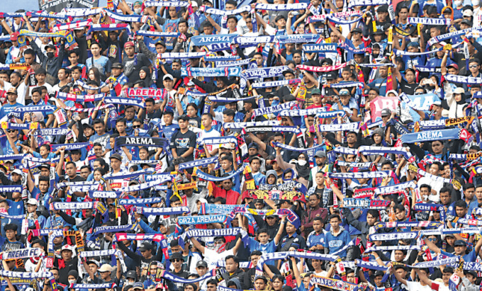 ANTUSIAS: Aremania memenuhi tribun Stadion Kanjuruhan, Kabupaten Malang, beberapa waktu lalu. Pada derby Jatim kontra Persebaya, besok (1/10), hal serupa bakal tersaji. (Suharto / Radar Malang)