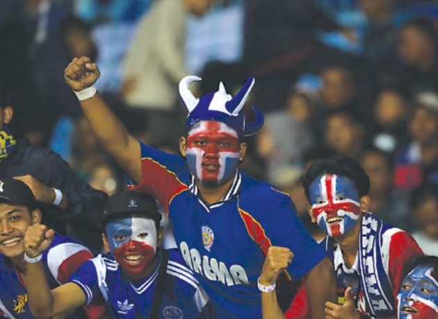 TUTUP PINTU SEMENTARA: Sejumlah Aremania menunjukkan aksinya di Stadion Kanjuruhan, Kabupaten Malang, beberapa waktu lalu. (Darmono/Radar Malang)