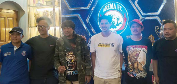 DAMAI ITU INDAH: Perwakilan suporter Persib Bandung dan Aremania bercengkerama di Kantor Arema FC, kemarin siang (7/9). (Galih R Prasetyo / Radar Malang)