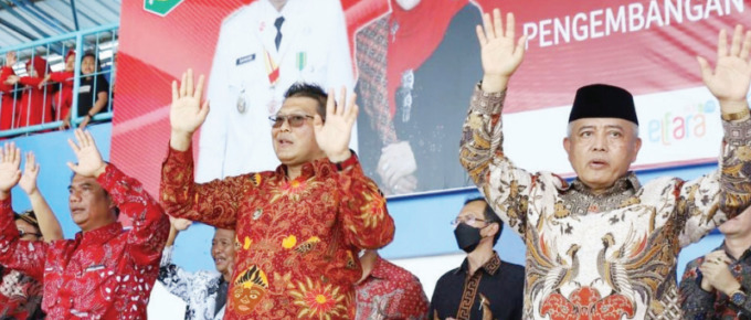 KOMPAK: Bupati Malang H M. Sanusi (kanan) bersama Wabup Didik Gatot Subroto (dua dari kanan) mengenakan baju batik di sebuah acara. YUDHISTIRA/RADAR MALANG