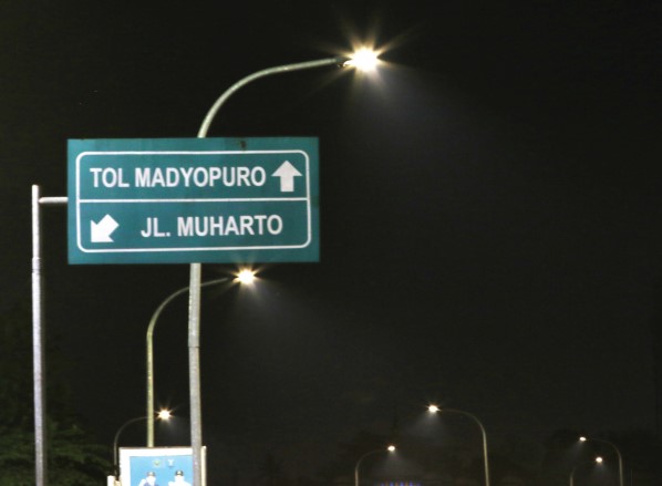 JALUR LINGKAR TIMUR: jarak antar PJU di Jembatan Kedungkandang cukup dekat, sehingga jalanan terang. Penerangan ini berpotensi meminimalkan kecelakaan sekaligus tindak kejahatan. (Darmono/Radar Malang)
