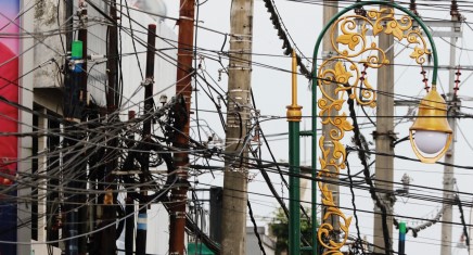 WAJAH KOTA: Kabel semrawut di kawasan Kajoetangan Heritage menjadi perhatian Pemkot Malang. (Darmono/Radar Malang)