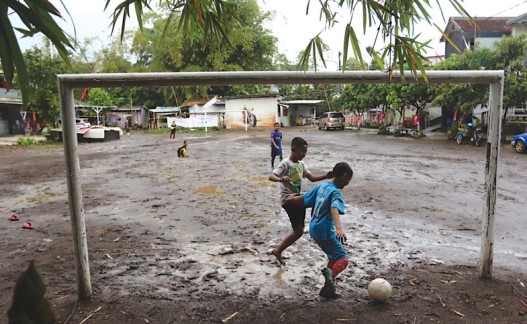 TAMBAH BOZEM: Bocah-bocah bermain bola di lapangan Halilintar, Kelurahan Bareng, Kecamatan Klojen. di lokasi ini akan dibangun bozem Bareng. (Suharto/Radar Malang)
