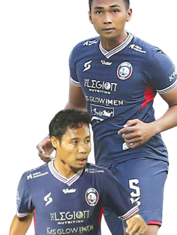 OPTIMISTIS BISA MAIN: Kondisi Bagas Adi Nugroho (atas) dan Evan Dimas terus dipantau tim medis. Intensitas latihan yang dijalani keduanya masih dibatasi. (Darmono/Radar Malang)