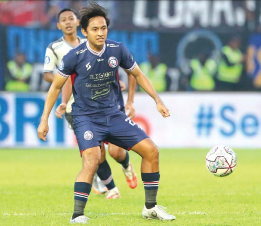 WAJIB EDAN: Dedik Setiawan dan Hanis Saghara jadi opsi paling realistis menjadi ujung tombak Arema FC di laga nanti sore (17/9). Itu karena striker asing Abel Camara belum fit sepenuhnya. (Darmono / Radar Malang)
