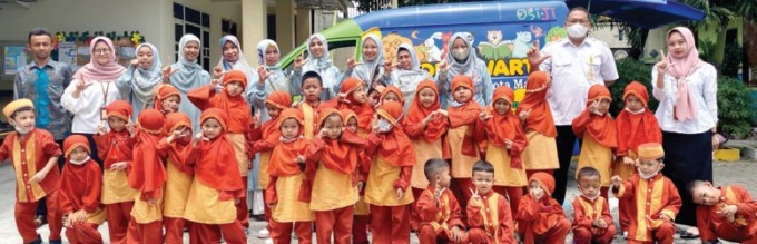 GEMAR MEMBACA: Siswa-siswi TK Al Mustaqbal usai membaca buku di Perpustakaan Keliling halaman sekolah, Rabu lalu (7/9). (Nabila Amelia/Radar Malang)