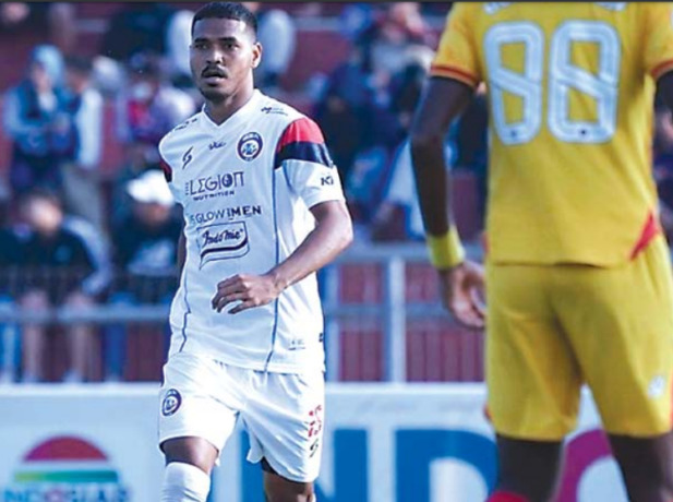 MASUK CATATAN KOMDIS: Hasyim Kipuw menjadi salah satu dari lima pemain darm Arema FC yang menerima kartu kuning di laga melawan Persik Kediri, Sabtu (17/9). (Instagram Arema FC)