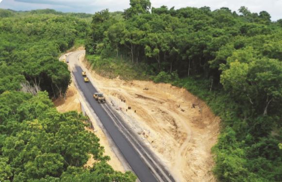 TUNTAS: Jalur lintas selatan banyak menghubungkan dengan pantai-pantai di Malang selatan (atas). Salah satunya dengan pantai Kondang Merak yang pembangunan jalannya telah dimulai tahun ini dengan panjang 1,2 kilometer.  (FOTO-FOTO: DINAS PU BINA MARGA FOR