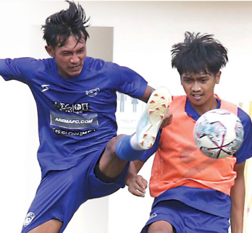 SUDAH PULIH: Jhon Alfarizi (kiri) berebut bola dengan Jayus Hariono saat sesi game internal kemarin (27/9) di di Lapangan Universitas Brawijaya (UB). (Suharto/Radar Malang)