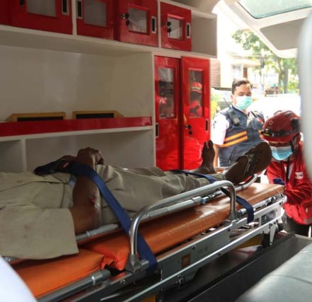 KORBAN LAKA: Seorang pengendara dievakuasi usai kecelakaan di kawasan Jalan S Spriyadi, beberapa waktu lalu. (Darmono/Radar Malang)