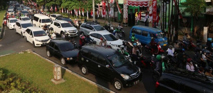 DAMPAK LURING: Kemacetan parah hampir terjadi setiap hari pada jam-jam berangkat dan pulang kerja di Jalan Veteran Kota Malang. Di kawasan ini menjadi pusat lembaga pendidikan dari tingkat SMP sampai perguruan tinggi dengan puluhan ribu siswa dan mahasisw