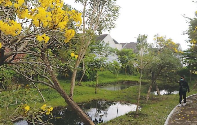 TANGKAL BANJIR: Salah satu warga melintas di taman Tunggulwulung, Kecamatan lowokwaru. di lokasi ini diproyeksikan pembangunan bozem baru. (Darmono/Radar Malang)