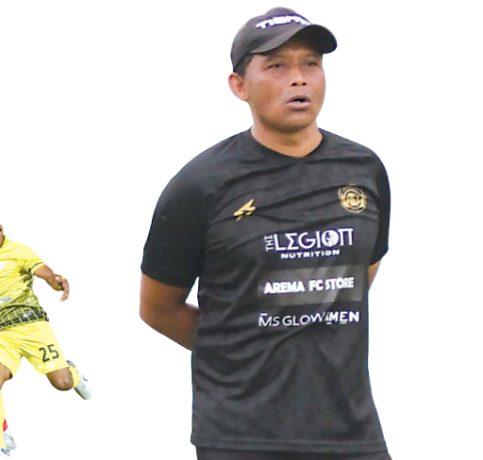PELATIH KEPALA SEMENTARA: Mulai hari ini (6/9), Kuncoro bakal menjadi pelatih sementara Arema FC dan memimpin latihan tim. (Suharto/Radar Malang)